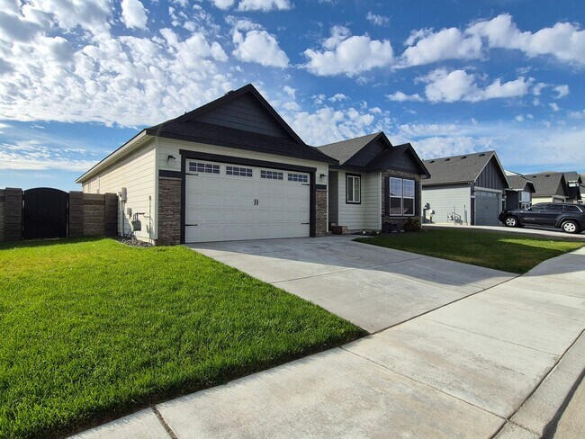 Foto del edificio - Charming 3-Bedroom, 2-Bath Home with Spaci...