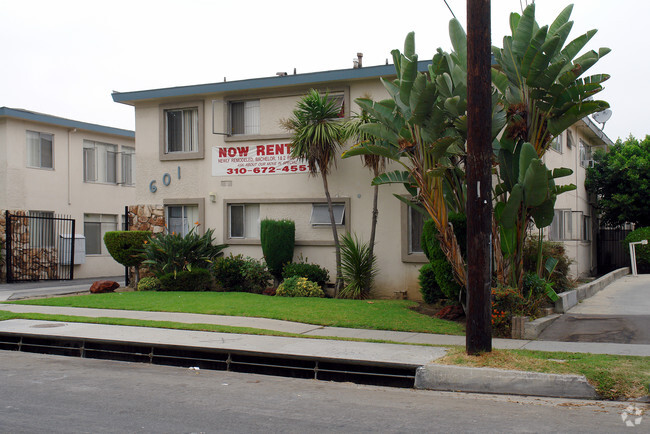 Building Photo - 601-05 W. Hyde Park Blvd