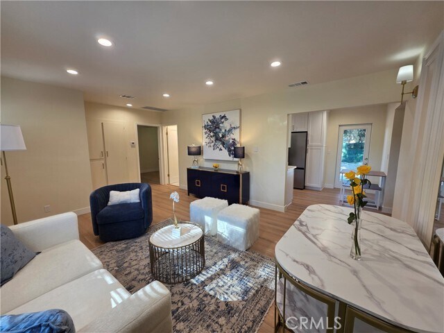 Foto del edificio - 18719 Bassett St