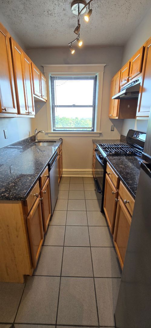 Building Photo - Charming Top Floor Penthouse Condo with Vi...