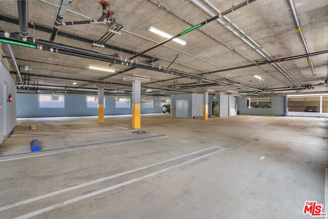 Foto del edificio - 1832 S Barrington Ave