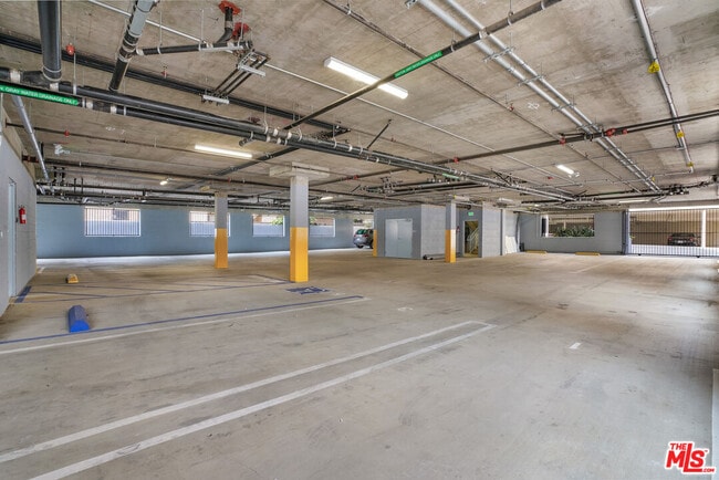 Building Photo - 1832 S Barrington Ave