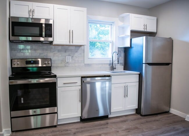 Building Photo - 3-Bedroom Single Family Home with Large Yard