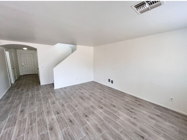 Foto del edificio - 5 bedroom + Large LOFT 3 full bathrooms!