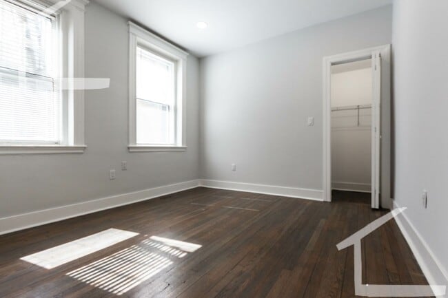 Building Photo - Sunny Studio Heat and Hot Water Included