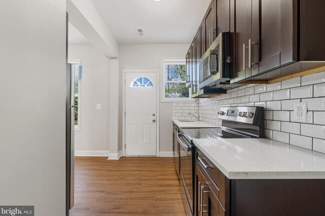 Building Photo - 3 Bedroom Completely Rehabbed Home