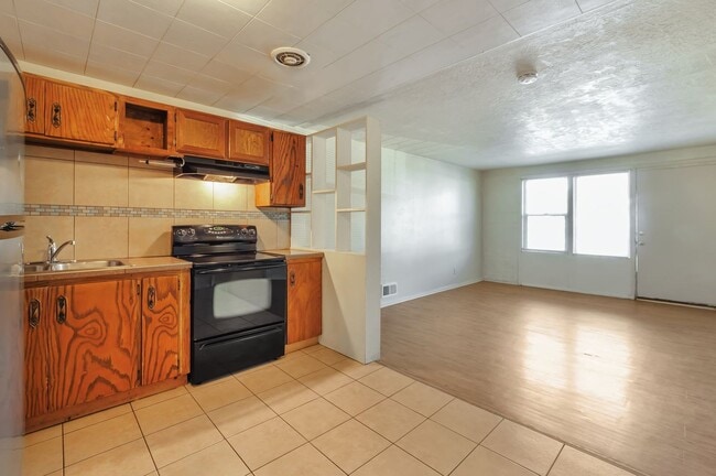 Building Photo - Unique Tri-Plex