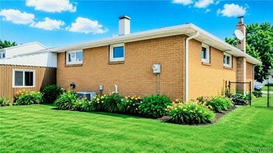 Building Photo - 36 Jamaica Ln