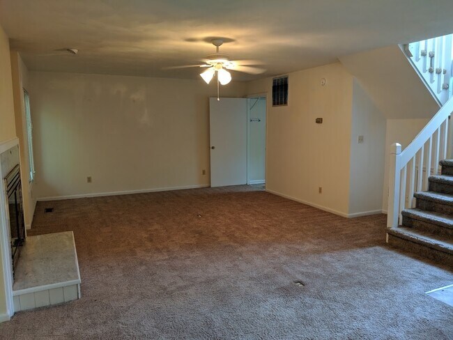 Foto del edificio - 3 BEDROOM 3 BATH DUPLEX NEAR MILITARY BASES