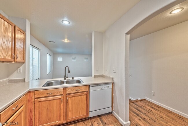 Building Photo - 9219 Hollander Ave