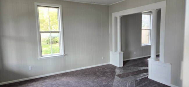 Building Photo - Charming 4-Bedroom Property in Prime Location (SECTION 8 VOUCHERS ACCEPTED)