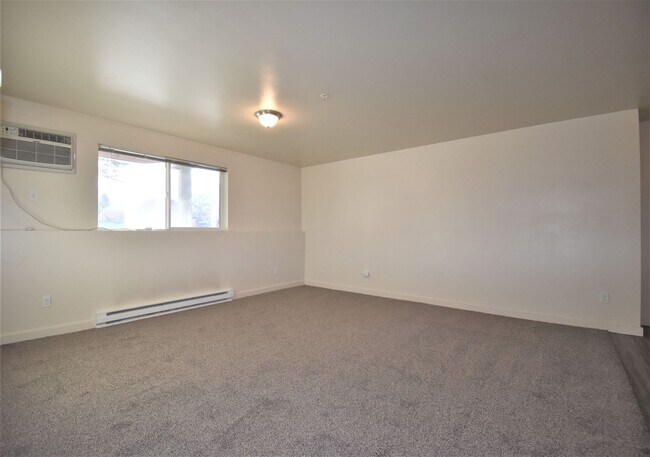 Foto del edificio - 2 Bed 1 Bath Garden Level Apartment! Easy Access to Downtown, Shopping and MSU!