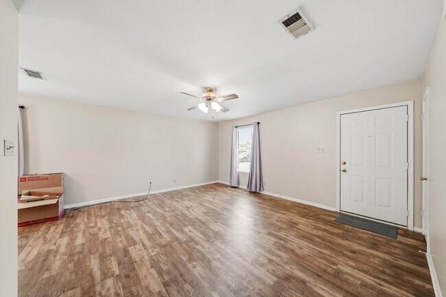 Building Photo - 1017 Lions Park Dr