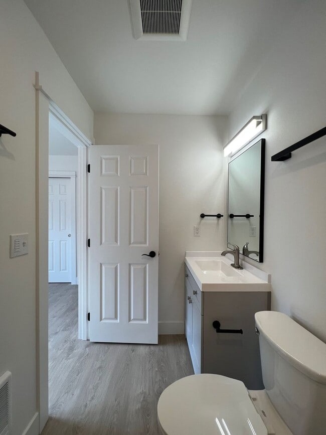 Foto del edificio - Newer 3 Bedroom Duplex with Gorgeous River Views