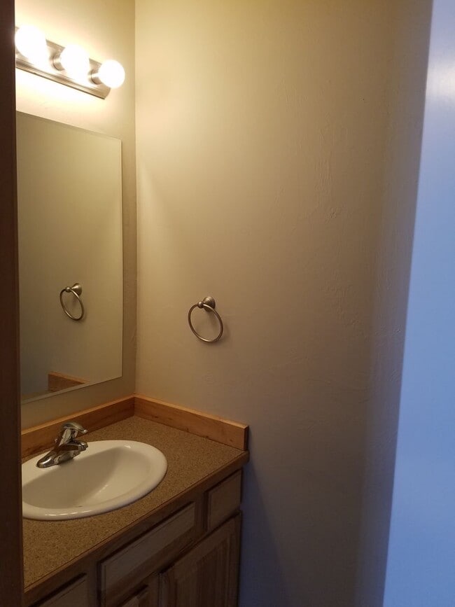 Building Photo - 3 Bed 2.5 bath Townhouse in Belgrade.