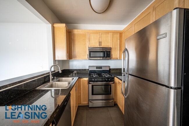 Building Photo - 886 Palm Ave