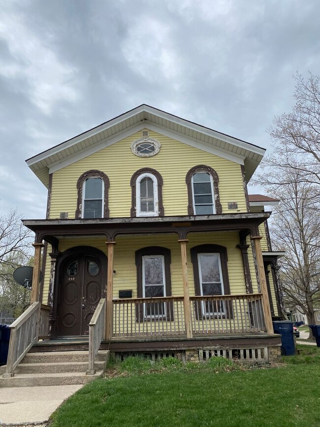 Building Photo - 252 S. Franklin St.