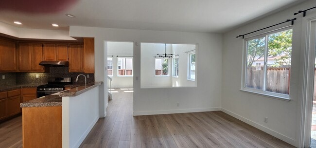 Building Photo - 2231 Aquatic Ct