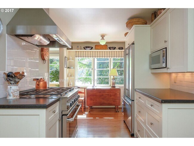 Building Photo - Lakefront Remodeled North Shore Sundeleaf ...
