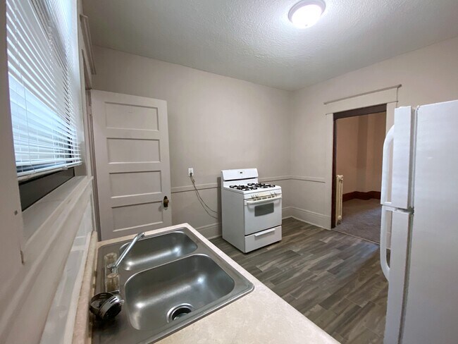 Kitchen - 460 Robert St S