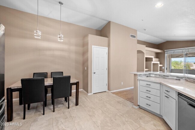 Foto del edificio - 9750 N Monterey Dr
