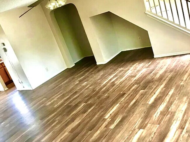 Building Photo - 5927 Encanto Point Dr