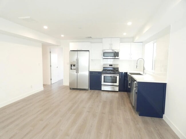 Building Photo - 10837 Blix St