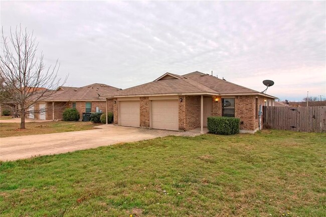 Building Photo - 1002 Drover's Cove