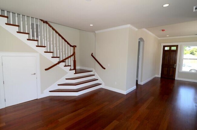 Building Photo - 4 bedroom in Mountain View CA 94040