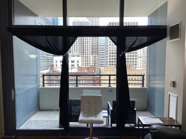 Foto del edificio - 235 W Van Buren St