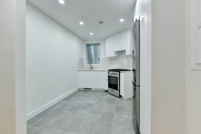 Building Photo - 3500 Av. Ridgewood