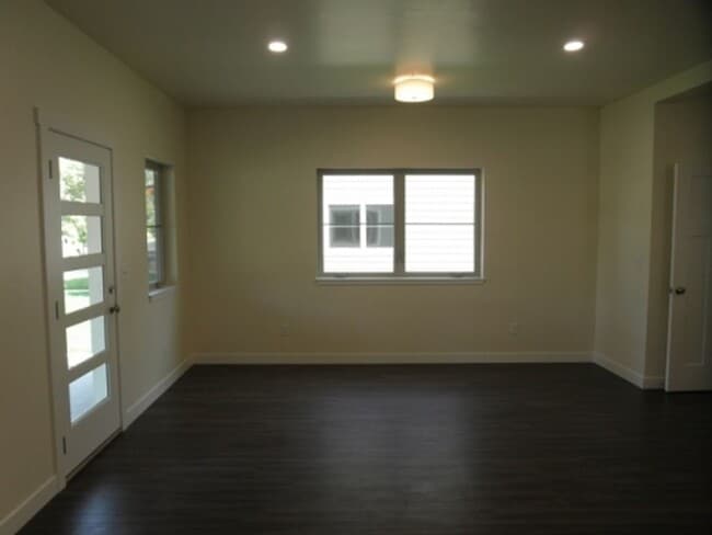 Building Photo - 1413 Defoe St