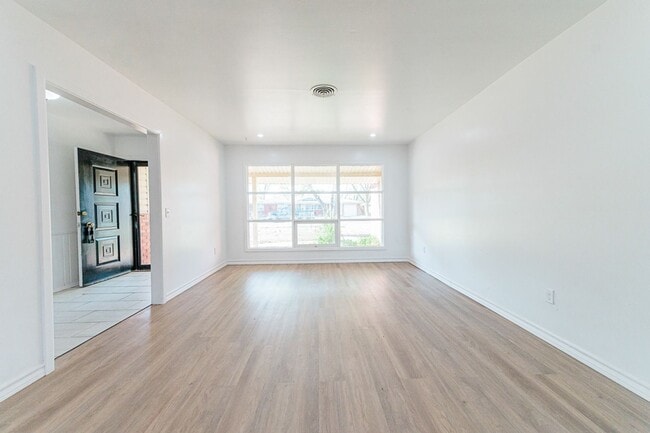 Building Photo - New remodeled 3/2