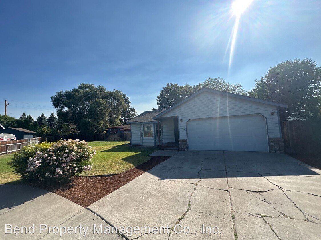 Primary Photo - 3 br, 2 bath House - 3220 NE Woodbury Ct.