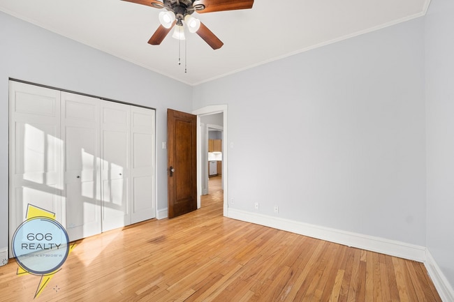 Building Photo - 824 W Roscoe St