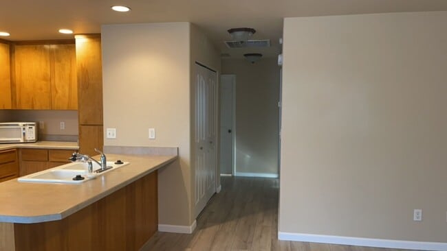 Building Photo - Clean and Updated 2 Bed, 2 Bath Upstairs Apartment in East Medford