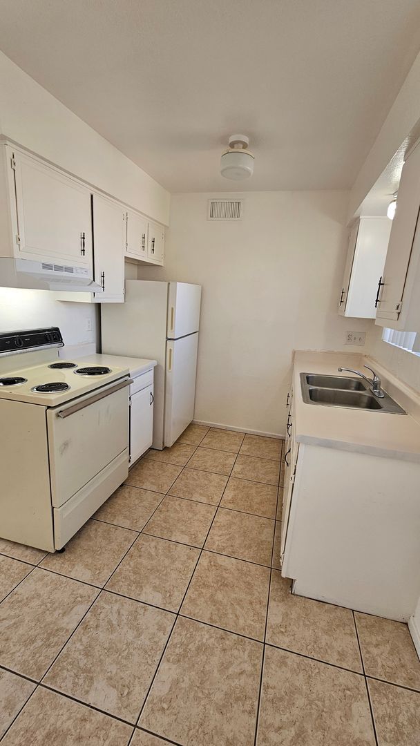 Building Photo - 2 bedroom 1 bath apartment home!