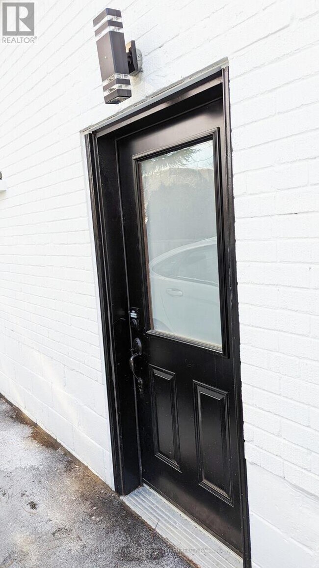 Photo du bâtiment - 2301 Lawrence Ave W