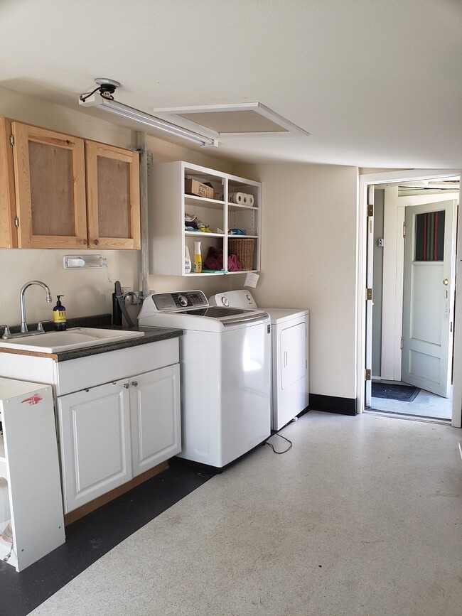 Shared laundry - 503 NW 18th St
