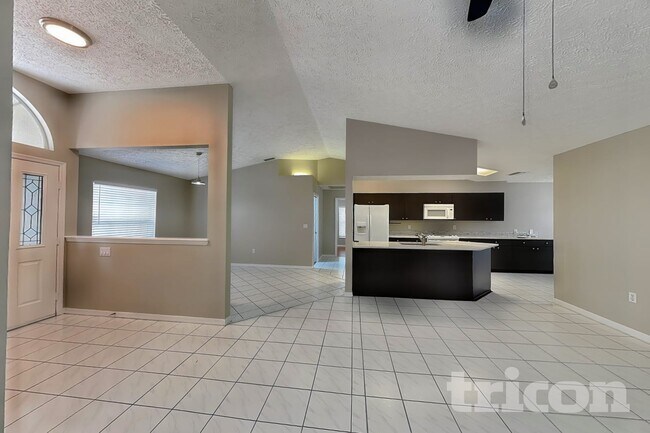 Foto del edificio - 7028 Covewood Dr