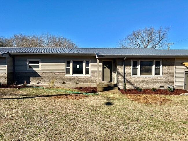 Foto del edificio - Remodeled Single Level 3 Bed, 2 Bath Home w/ 1 Car Garage