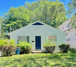 Building Photo - 2468 Parkview Ave