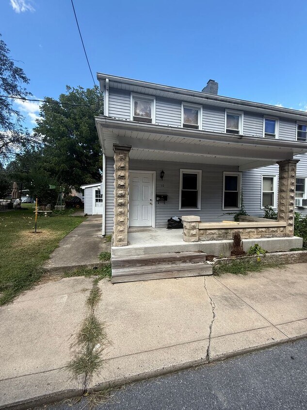 Primary Photo - 2 bedroom possibly 3 with oversized Garage...
