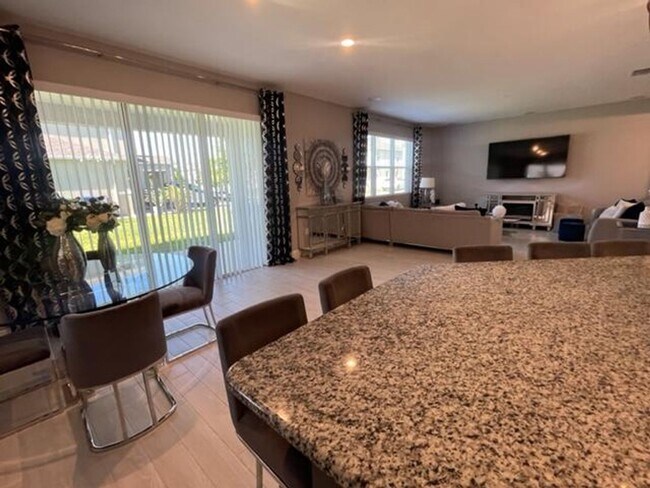 Building Photo - Beautiful 5 bedroom single family home in ...