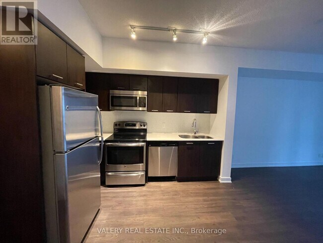 Photo du bâtiment - 2200 Lake Shore Blvd W