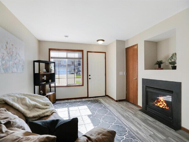 Foto del edificio - 1341 Greenleaf Ln