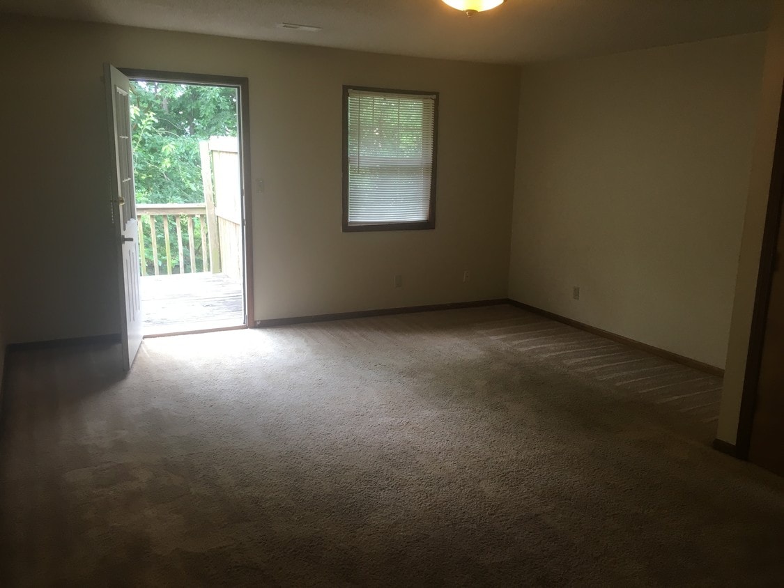 living room to deck - 614 Cantebury Dr