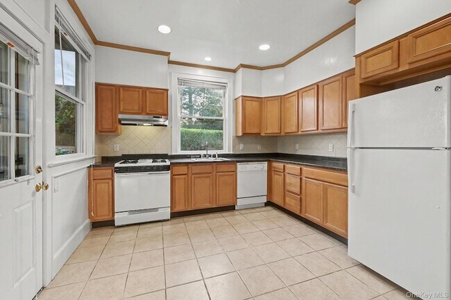 Foto del edificio - 242 Mayflower Ave