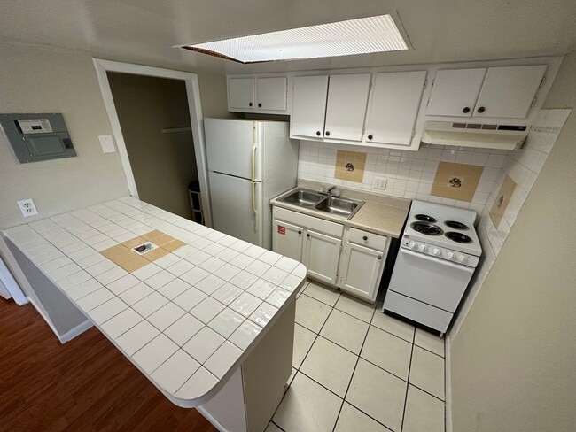Building Photo - Conveniently Located 1 Bedroom, 1 Bath Apa...