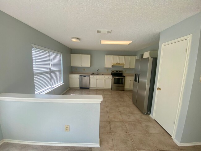 Building Photo - Spacious 4 Bedroom/2.5 Bath ~ Great Locati...